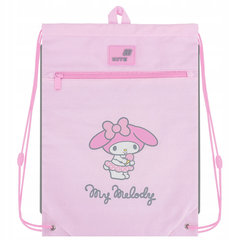 Zbliżenie na przednią kieszonkę z zamkiem w modelu My Melody HK26-601M-8.