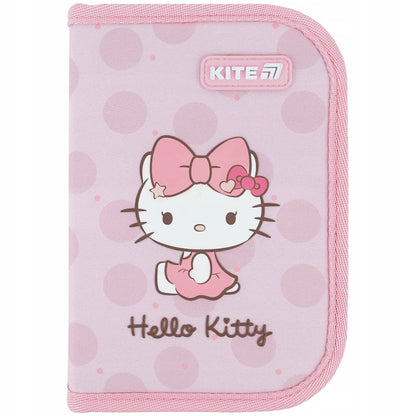Front różowego piórnika z wypukłym nadrukiem 3D przedstawiającym Hello Kitty.
