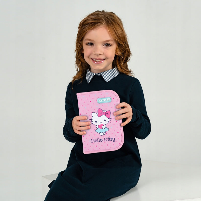 Dziewczynka trzymająca rozkładany piórnik Hello Kitty, prezentująca jego wielkość.