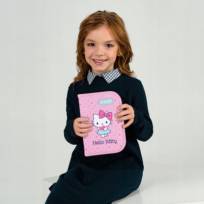 Dziewczynka trzymająca rozkładany piórnik Hello Kitty, prezentująca jego wielkość.