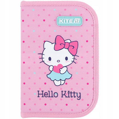 Przedni panel różowego piórnika z dużym, kolorowym nadrukiem Hello Kitty.