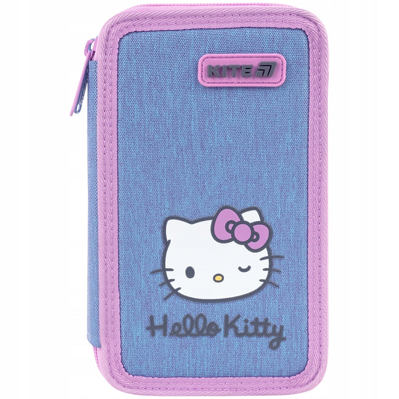 Front piórnika z wizerunkiem Hello Kitty i ozdobną naszywką — modny piornik.