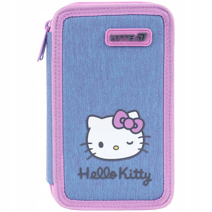 Front piórnika z wizerunkiem Hello Kitty i ozdobną naszywką — modny piornik.