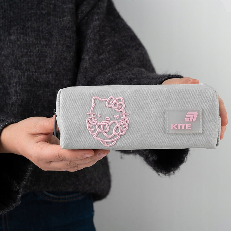 Prezentacja kompaktowego kształtu — lekki piórnik dla dziewczynek trzymany przez dziecko.