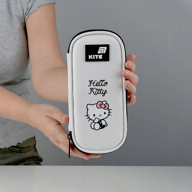 Piórnik szkolny dla dziewczynki Hello Kitty prezentacja wielkości.