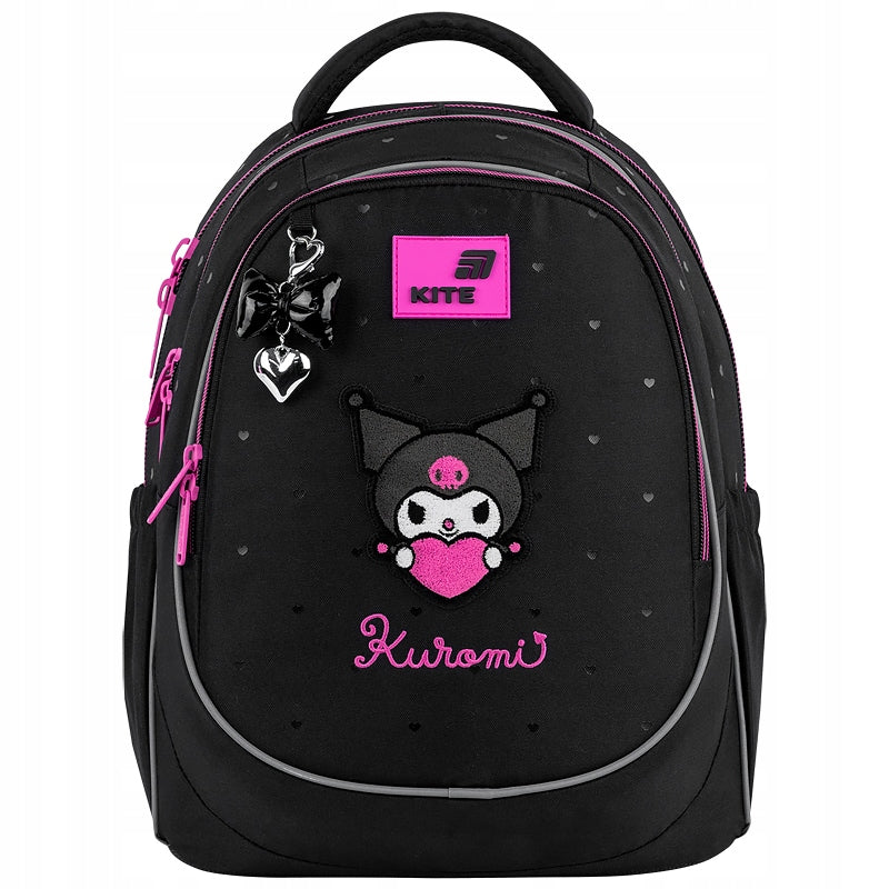 Widok plecaka Kite Kuromi od przodu w pełnej okazałości.