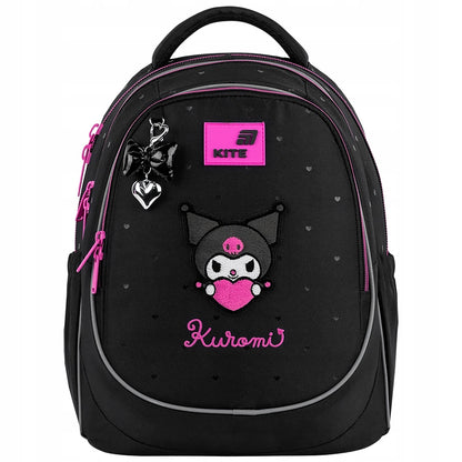 Widok plecaka Kite Kuromi od przodu w pełnej okazałości.