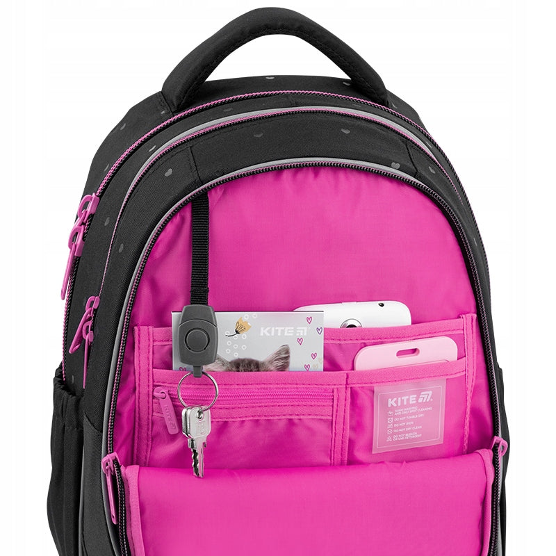 Otwarta przednia komora z organizerem i kieszonką na telefon.