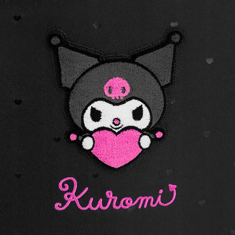 Zbliżenie na puszystą aplikację Kuromi z miękkim włosiem i nadrukiem 3D.