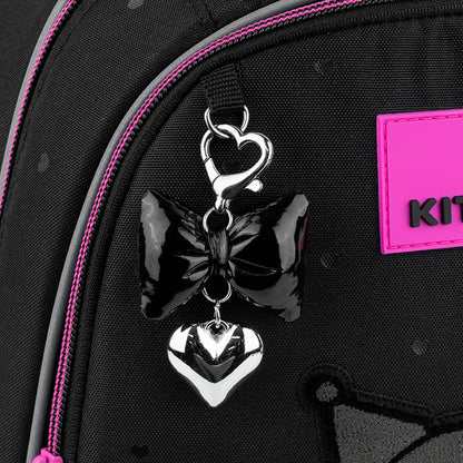 Stylowy brelok-zawieszka przy zamku plecaka.