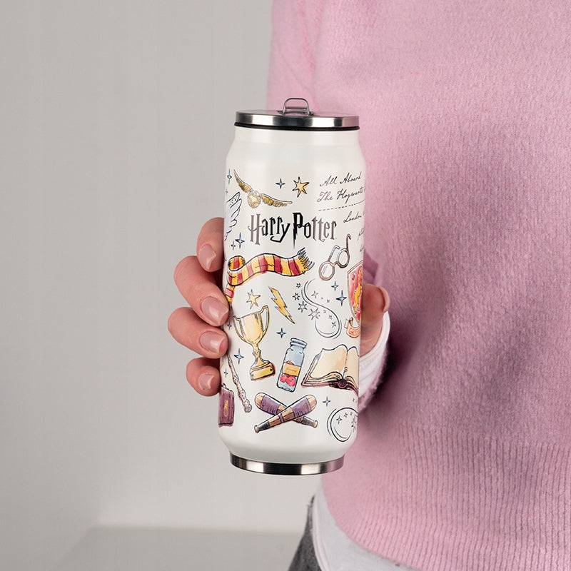 Kubek dla dzieci prezentowany w dłoni nastolatka – widok nasyconego nadruku Harry Potter.