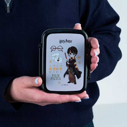 Kompaktowy snackbox Harry Potter w dłoniach.