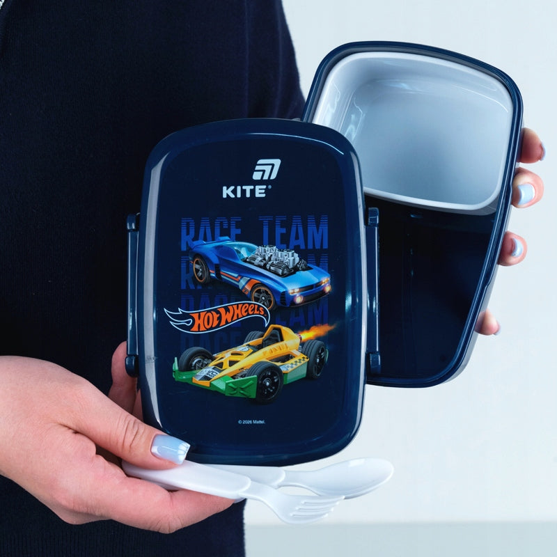 Poręczna śniadaniówka Hot Wheels w dłoniach dziecka.