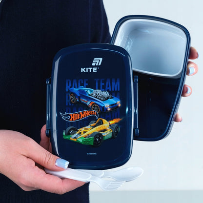 Poręczna śniadaniówka Hot Wheels w dłoniach dziecka.