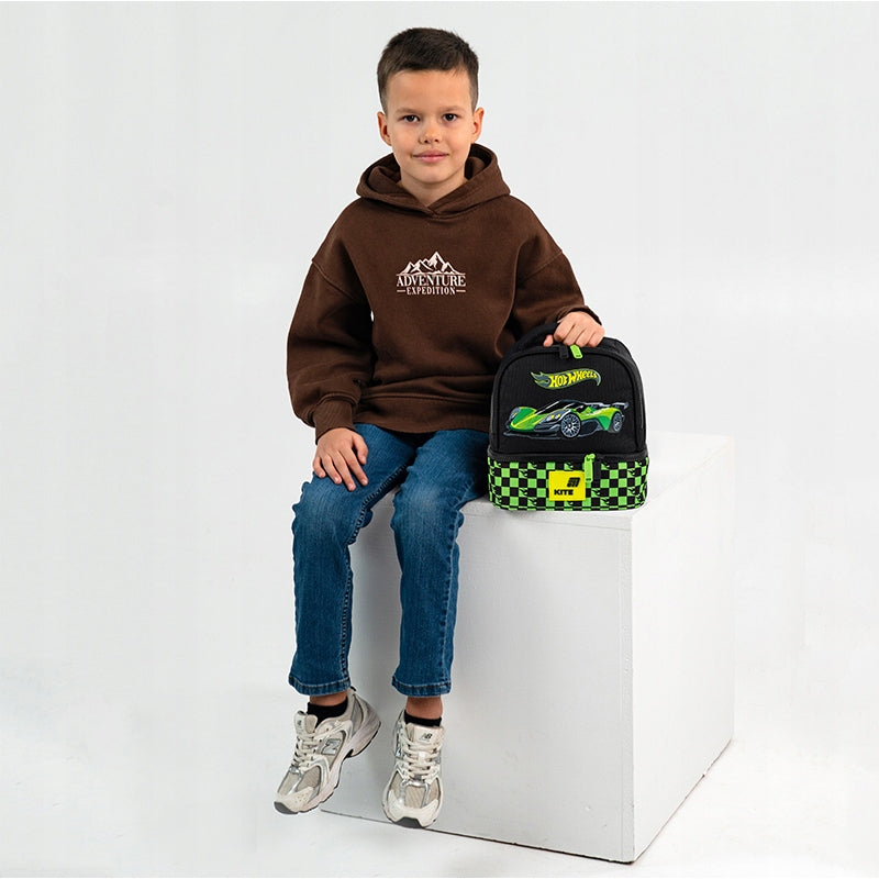 Chłopiec z torbą termiczną Hot Wheels prezentujący jej wygląd.