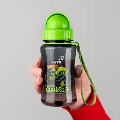 Mała butelka 350 ml w dłoni dziecka Kite – prezentacja ergonomicznego kształtu dopasowanego do przedszkolaka.