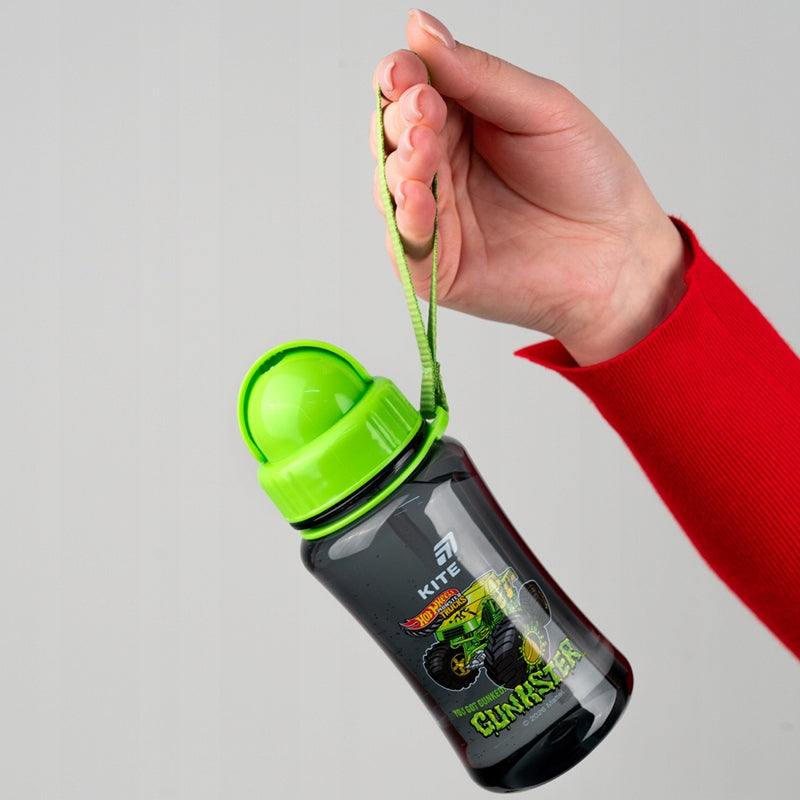 Bidon z pętlą tekstylną Kite – praktyczny uchwyt na nadgarstek ułatwiający przenoszenie butelki Hot Wheels.