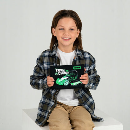 Chłopiec trzymający rozkładany piórnik Kite z serii Hot Wheels.