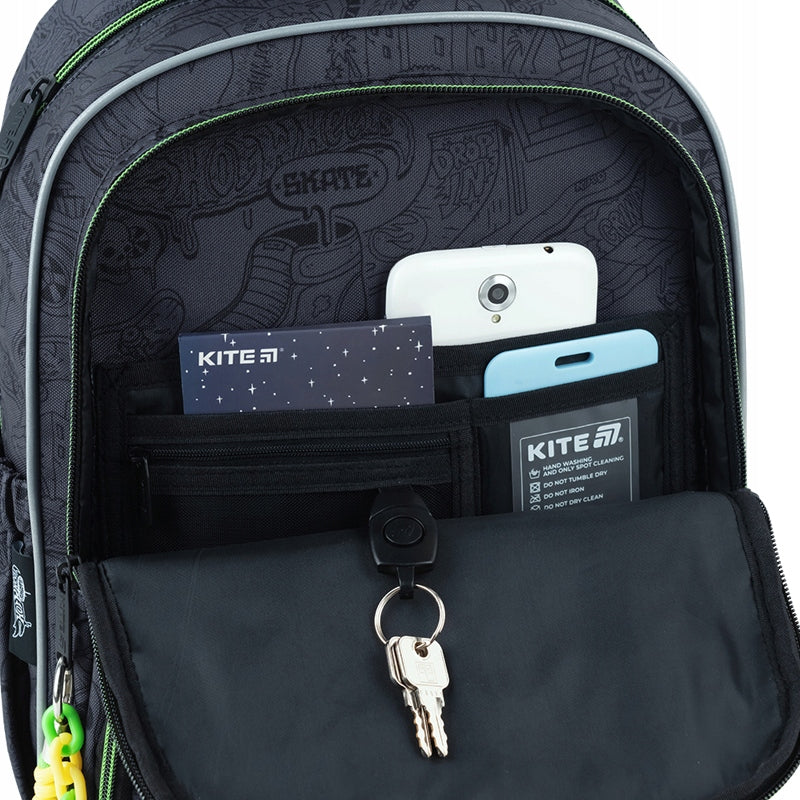 Kieszeń na telefon z miękką pluszową podszewką chroniącą przed rysami.