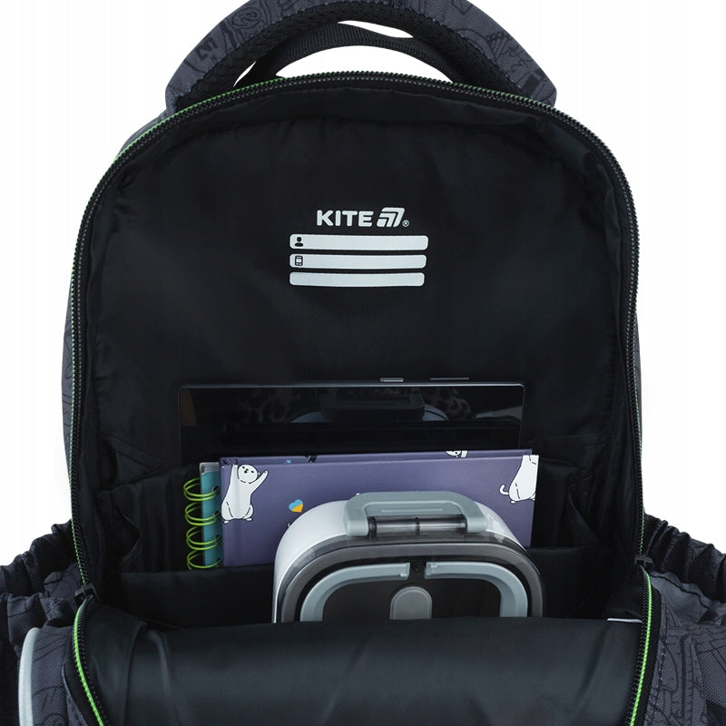 Wnętrze plecaka Kite z dwiema komorami i gumką stabilizującą książki.