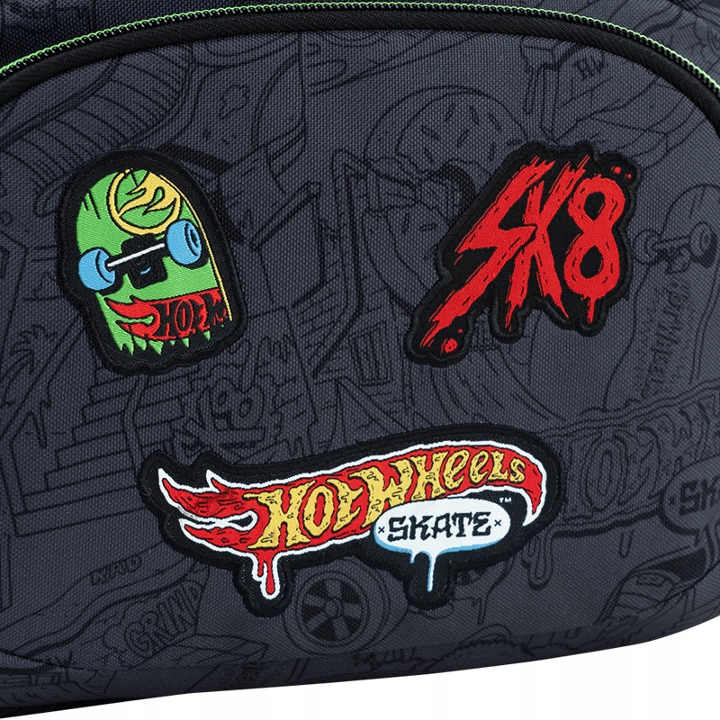 Stylowe naszywki i druk sublimacyjny na froncie plecaka Hot Wheels.