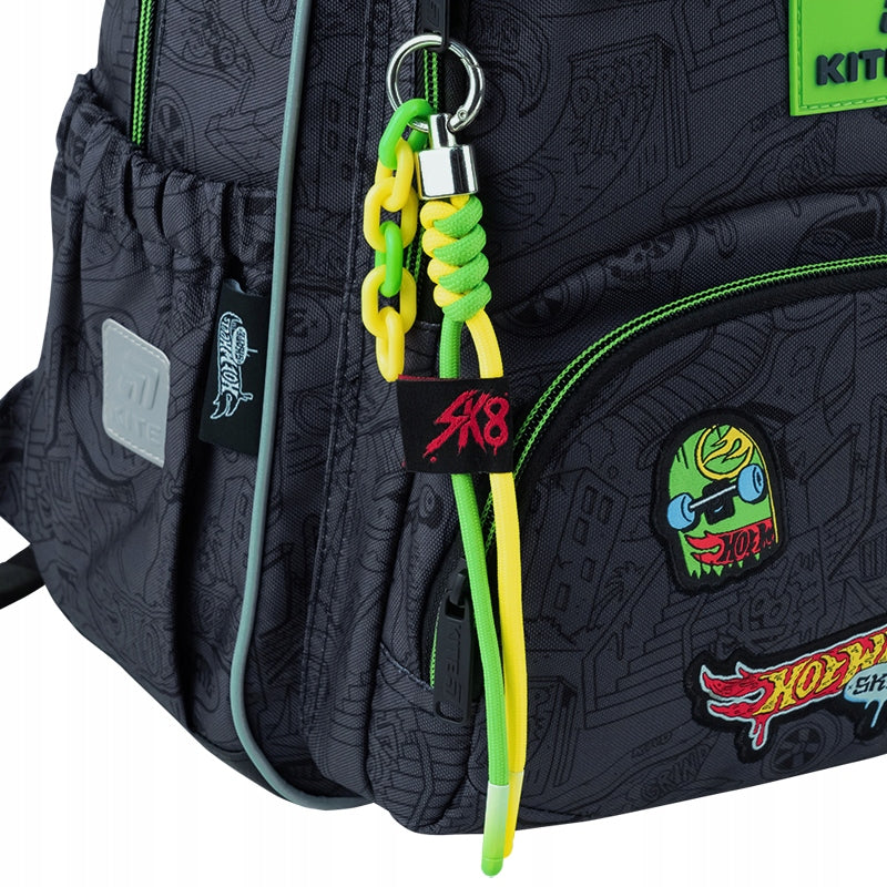 Oryginalny brelok zawieszka przy zamku błyskawicznym komory głównej.