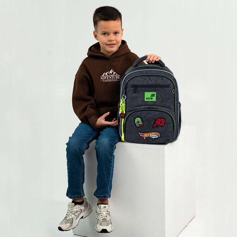 Plecak Kite Hot Wheels z płomieniami i ozdobnym brelokiem.