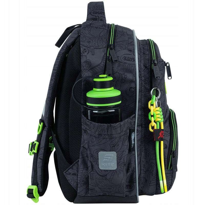 Boczna siatkowana kieszeń idealna na bidon lub termos szkolny.