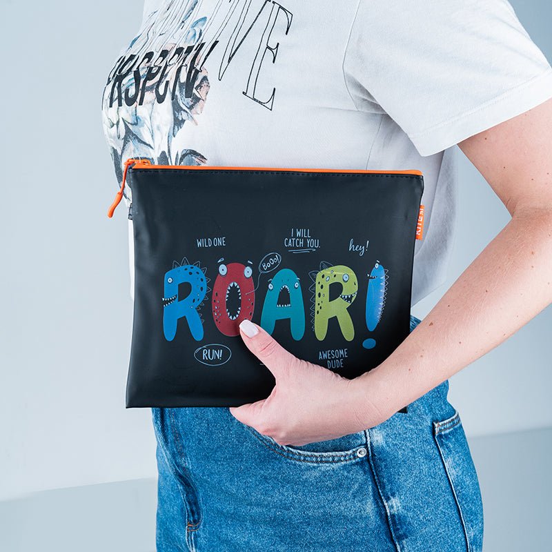 Silikonowa teczka na suwak z uchwytem na zamek B5 K22-469-04 - pozwoli zachować zeszyty w porządku, a także zorganizuje wzorowy porządek w plecaku. W teczce możesz umieścić zeszyty i drobne artykuły papiernicze.