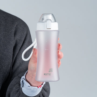 Biały bidon turystyczny 500 ml trzymany w dłoni.