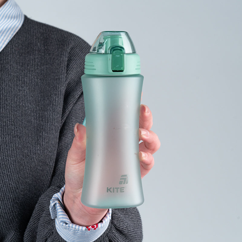 Turkusowy bidon turystyczny 500 ml trzymany w dłoni.