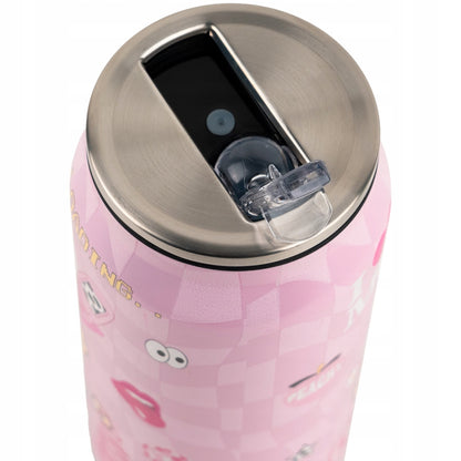 Kubek termiczny dla dzieci z otwartym wieczkiem i wysuniętą słomką gotową do użycia.