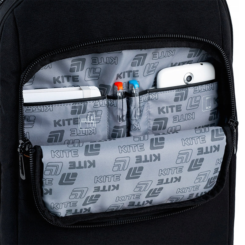 Organizer w przedniej kieszeni z miejscem na telefon i drobiazgi.