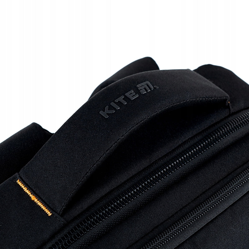 Detal wzmocnionej rączki do przenoszenia plecaka w dłoni.