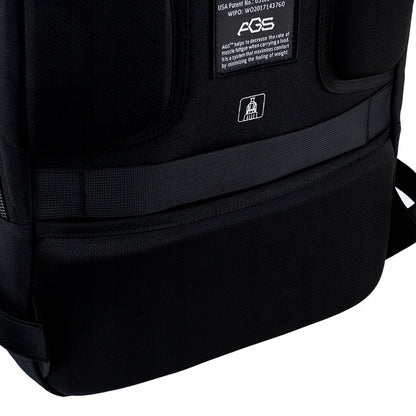 Praktyczny pas Travel-Ready umieszczony na plecach plecaka.