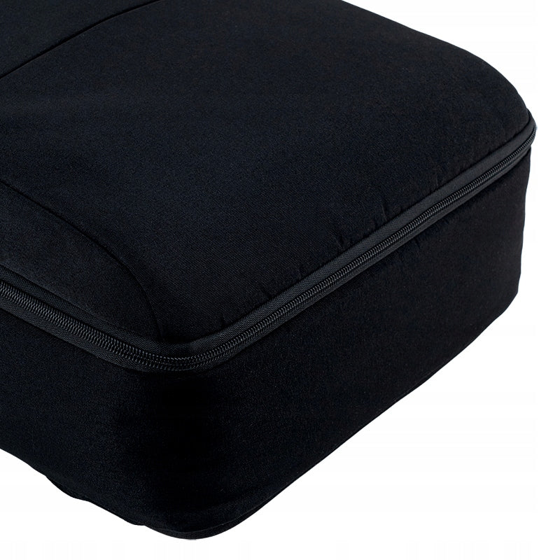 Wzmocnione i stabilne dno czarnego plecaka Kite.