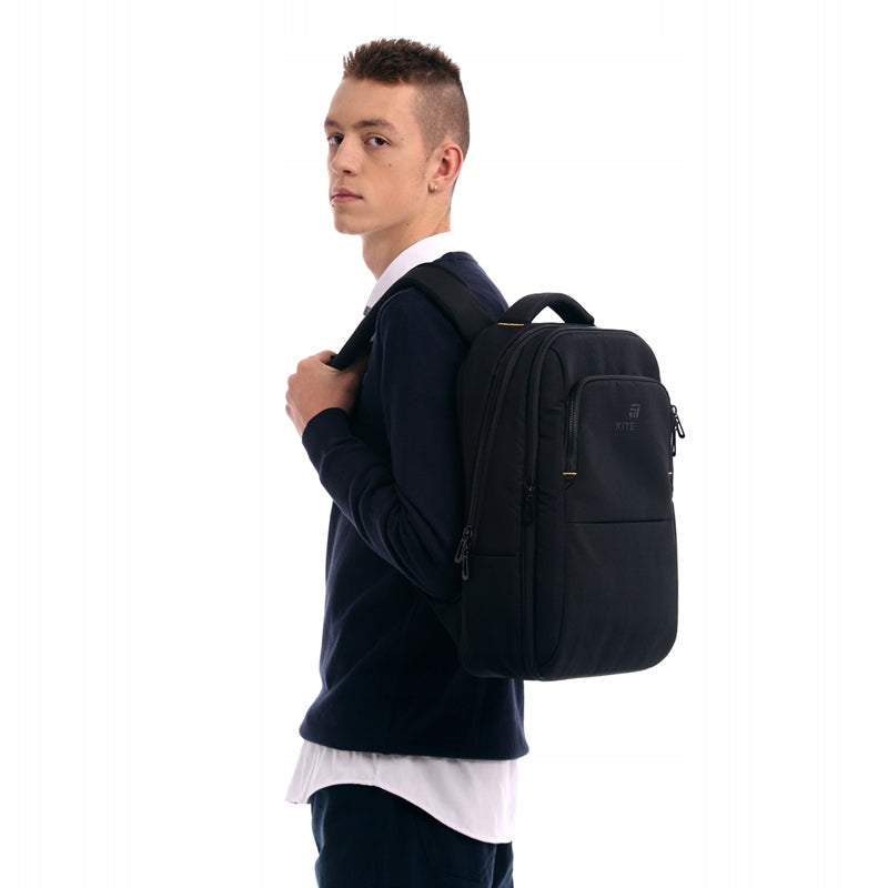 Mężczyzna niosący plecak Kite Anti Gravity na jednym ramieniu.