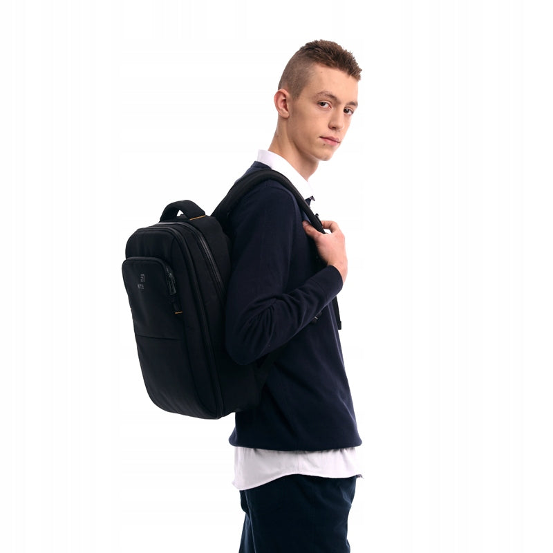 Zbliżenie na plecak Kite K25-2579L noszony casualowo.