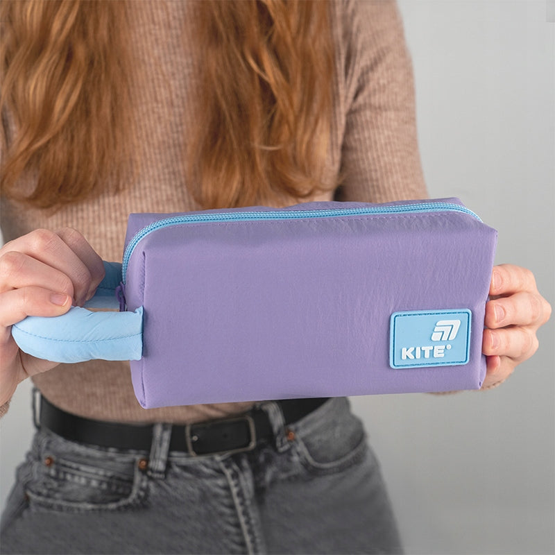 Piórnik szkolny trzymany w rękach dziecka