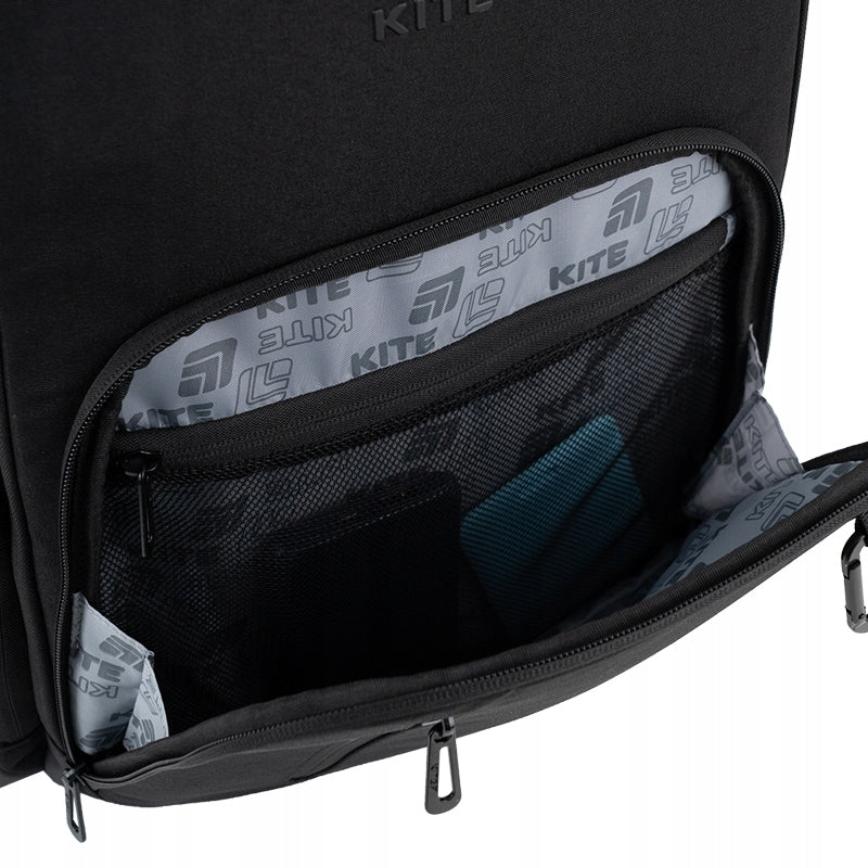 Wewnętrzny panel z przegródkami na długopisy, klucze i drobiazgi.