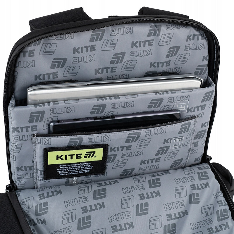 Przegroda na laptopa wyściełana miękkim materiałem ochronnym.