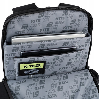 Przegroda na laptopa wyściełana miękkim materiałem ochronnym.