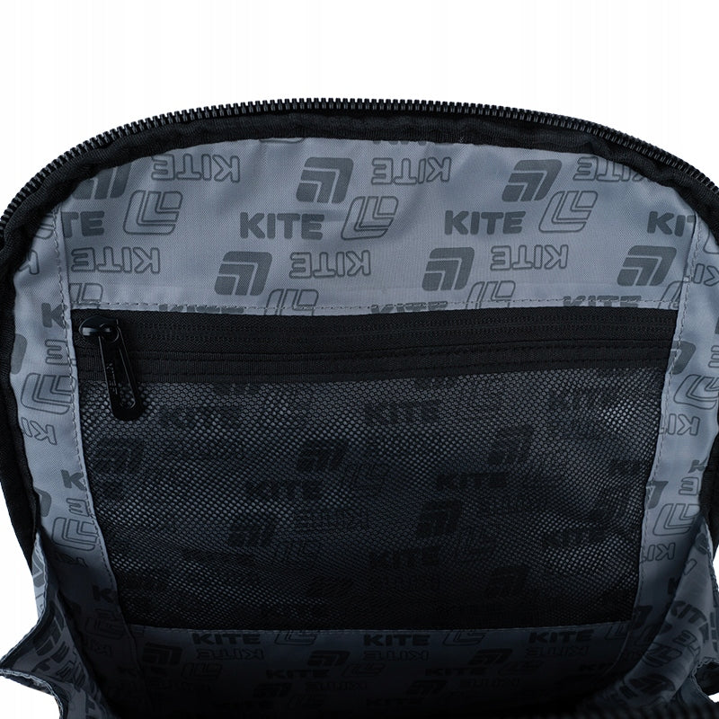 Kieszeń z przezroczystą siateczką wewnątrz plecaka.