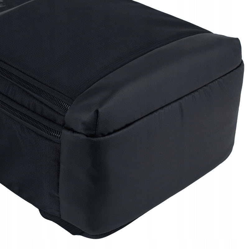 Wzmocnione, stabilne dno plecaka chroniące zawartość.