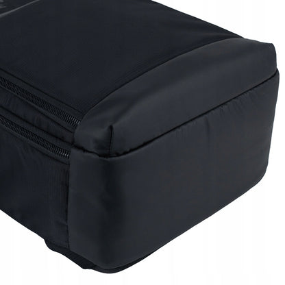 Wzmocnione, stabilne dno plecaka chroniące zawartość.