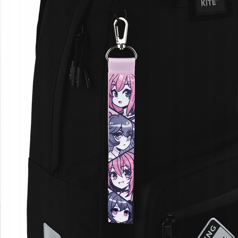 Brelok Kite przypięty do plecaka szkolnego