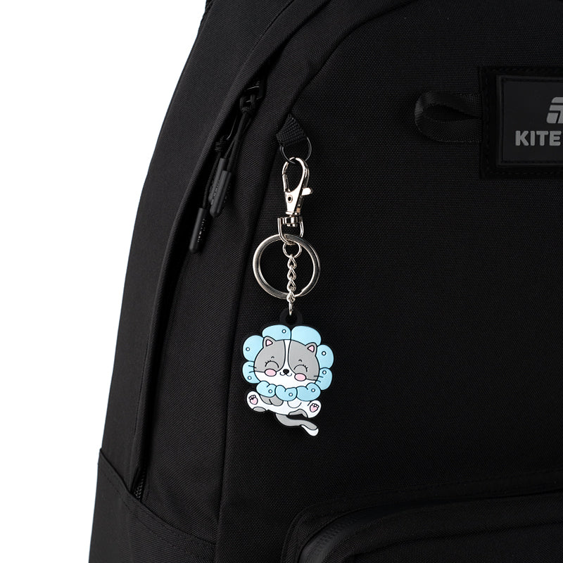 Brelok kotek przypięty do plecaka