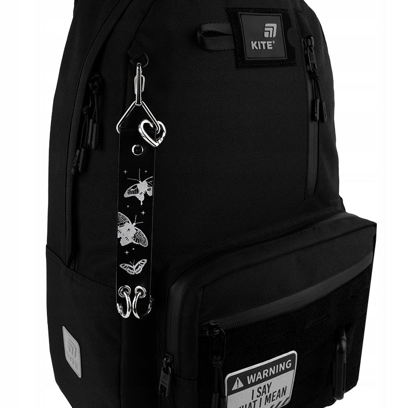 Długa tekstylna zawieszka Kite 3D przypięta do plecaka