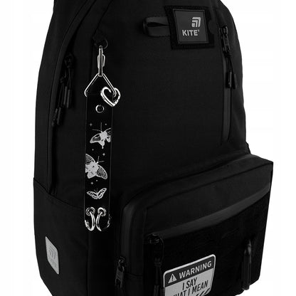 Długa tekstylna zawieszka Kite 3D przypięta do plecaka