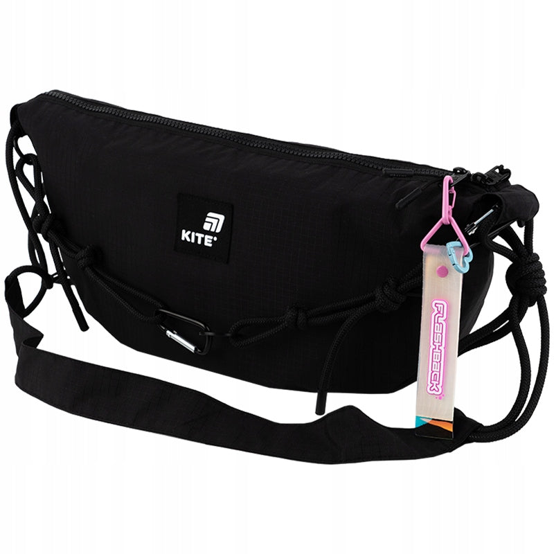 Stylowy brelok Kite przypięty do torby na ramię